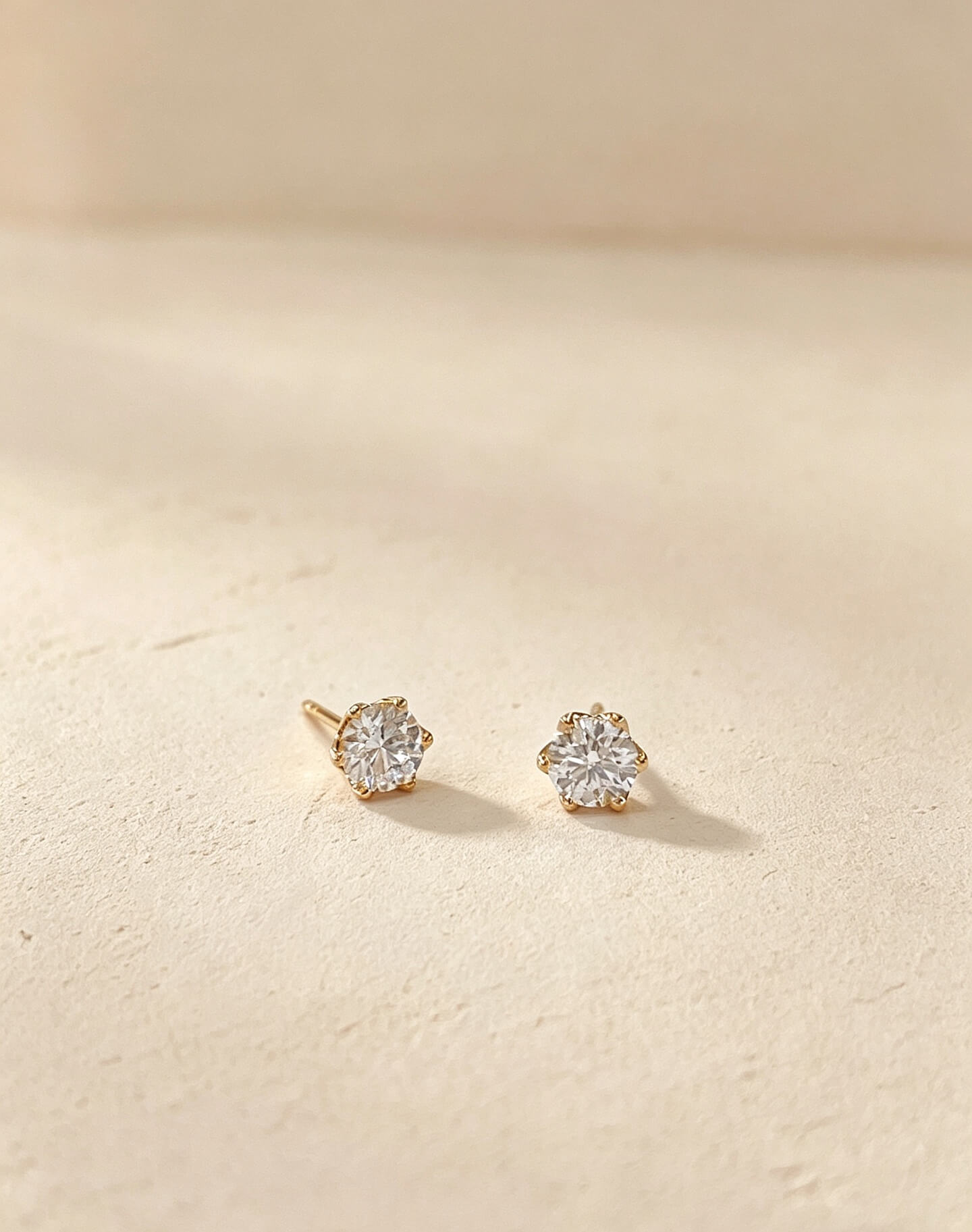 6 prongs round cut lab grown diamond earrings stud