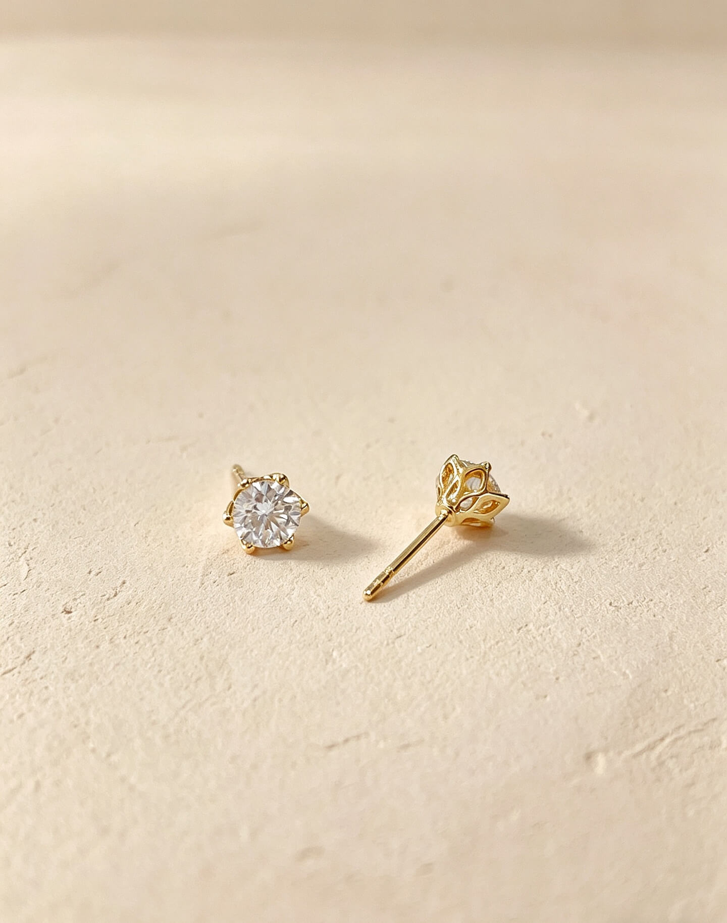 6 prongs round cut lab grown diamond earrings stud