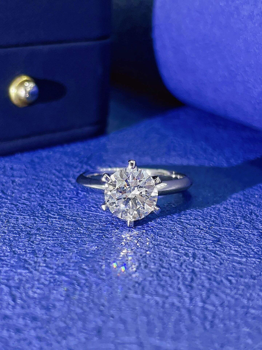 6 prongs round cut lab grown diamond engagement ring
