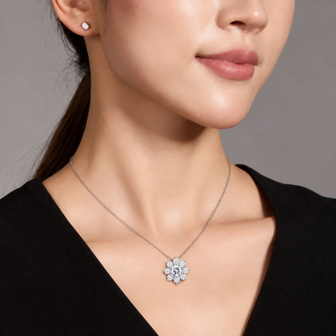 Eight-sided sunflower round cut lab grown diamond necklace