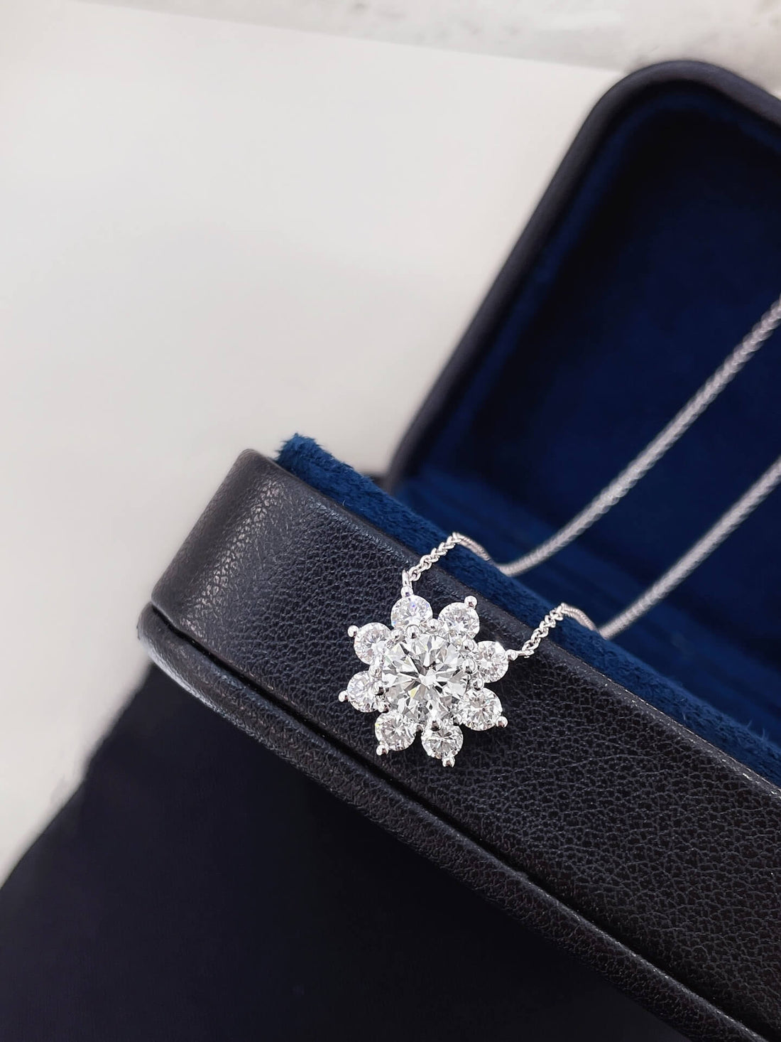 Eight-sided sunflower round cut lab grown diamond necklace