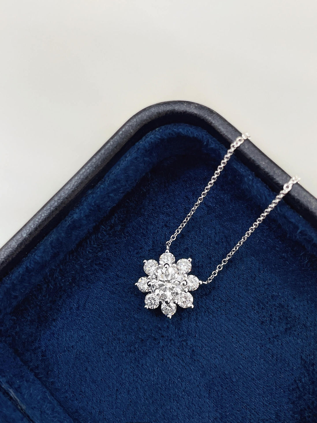 Eight-sided sunflower round cut lab grown diamond necklace