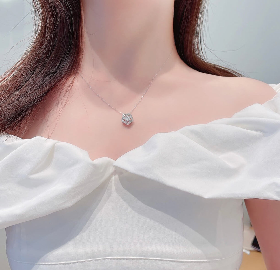 Five-petaled flower trapezoid round cut lab grown diamond necklace