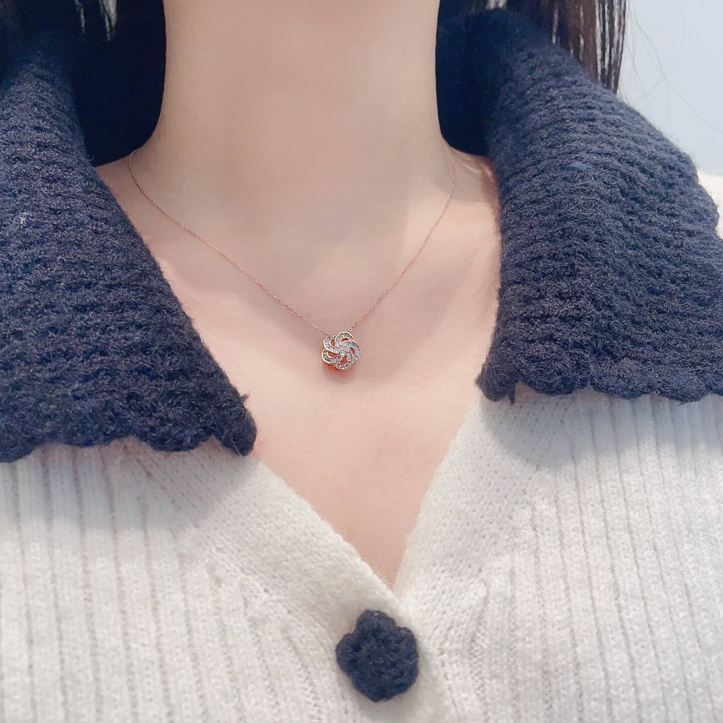 Five-petaled flower trapezoid round cut lab grown diamond necklace