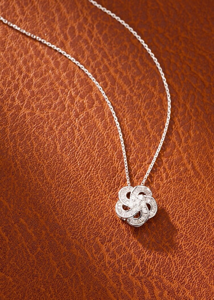 Five-petaled flower trapezoid round cut lab grown diamond necklace