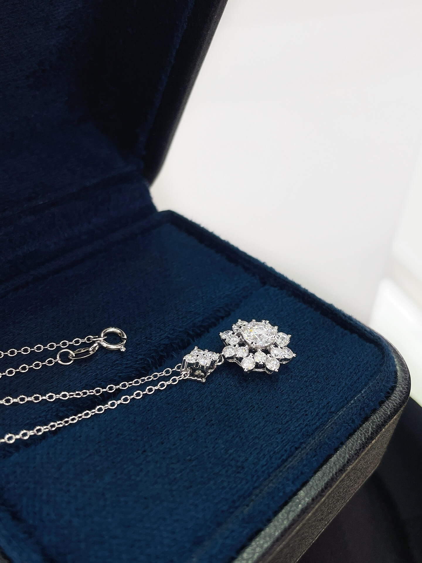 Hollowed-out snowflake round cut lab grown diamond necklace