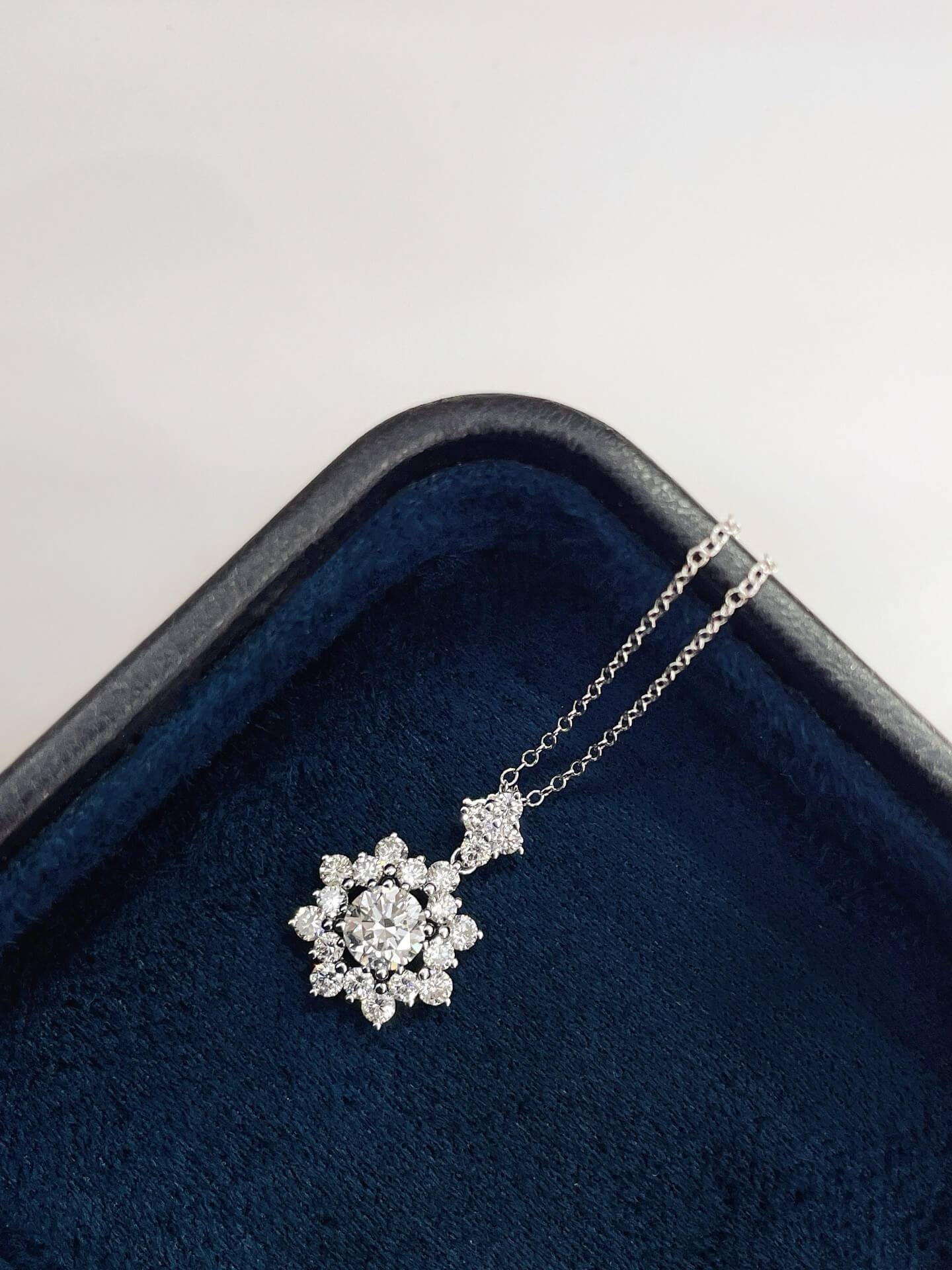 Hollowed-out snowflake round cut lab grown diamond necklace