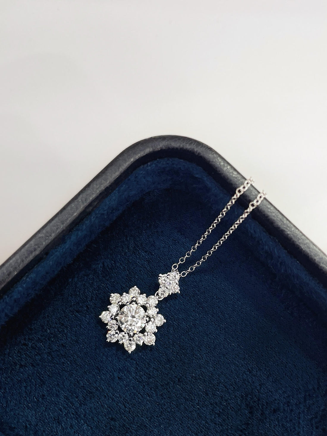 Hollowed-out snowflake round cut lab grown diamond necklace