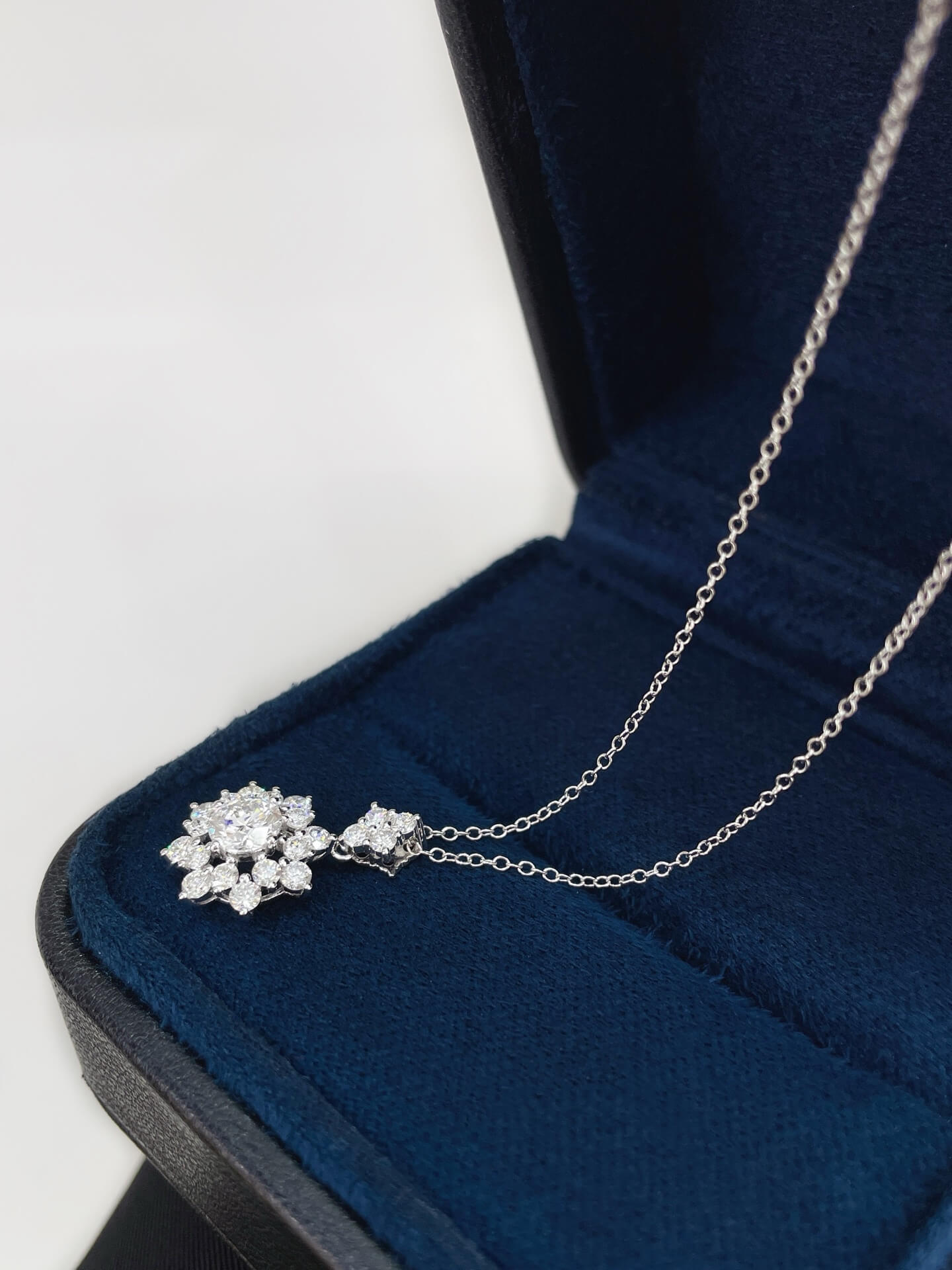 Hollowed-out snowflake round cut lab grown diamond necklace