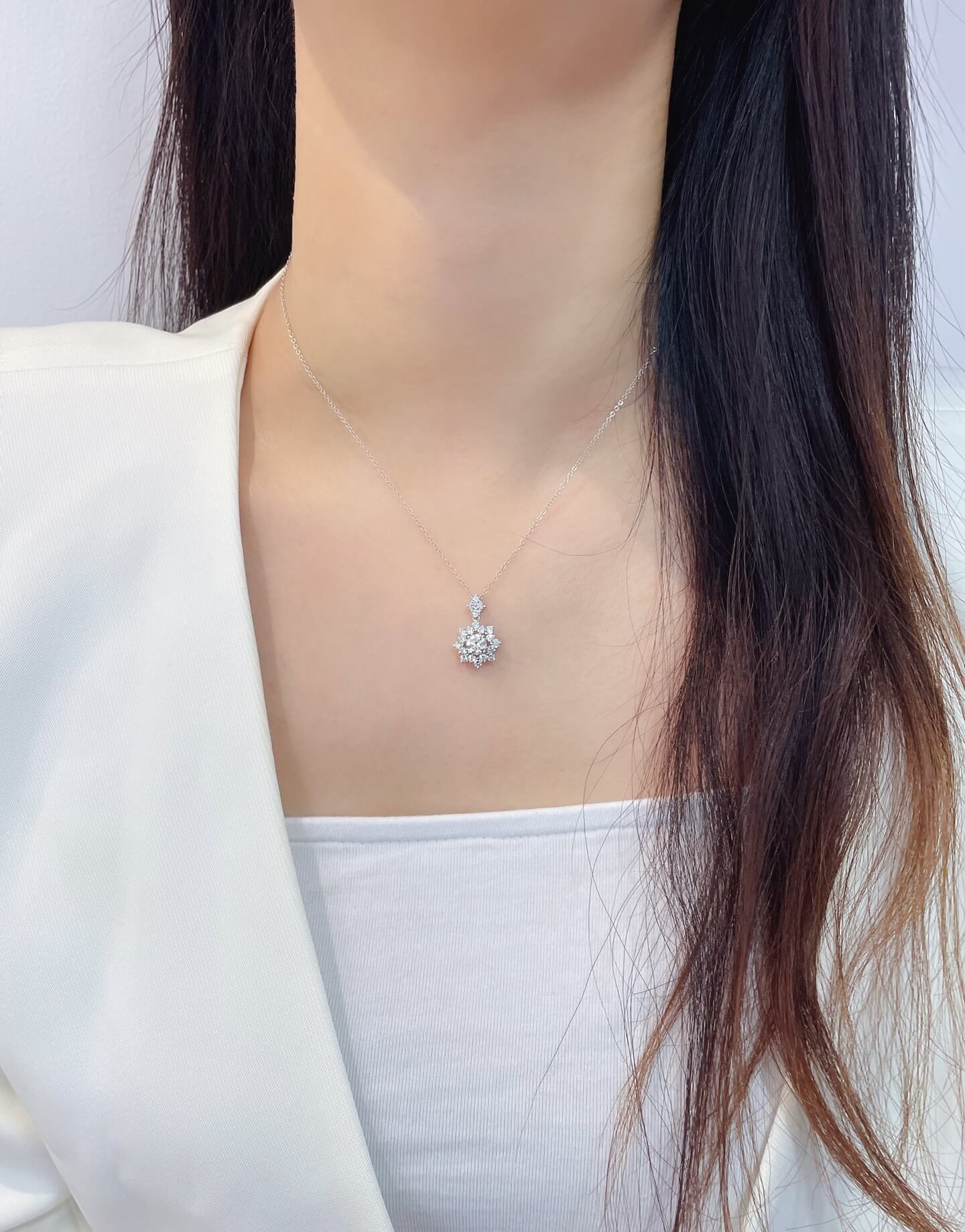 Hollowed-out snowflake round cut lab grown diamond necklace