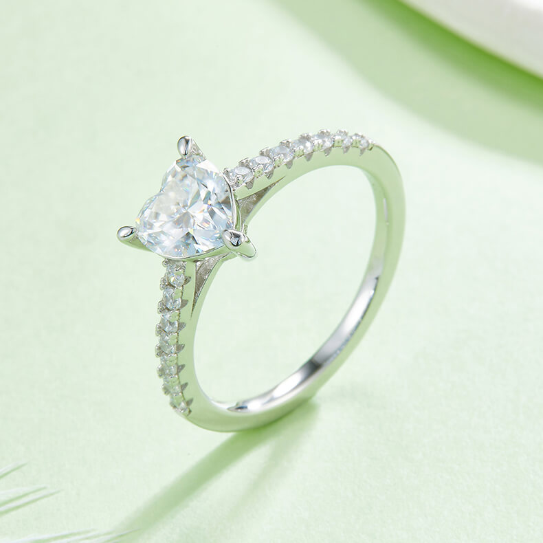 Anello di fidanzamento con solitario Moissanite taglio cuore mezzo pavé