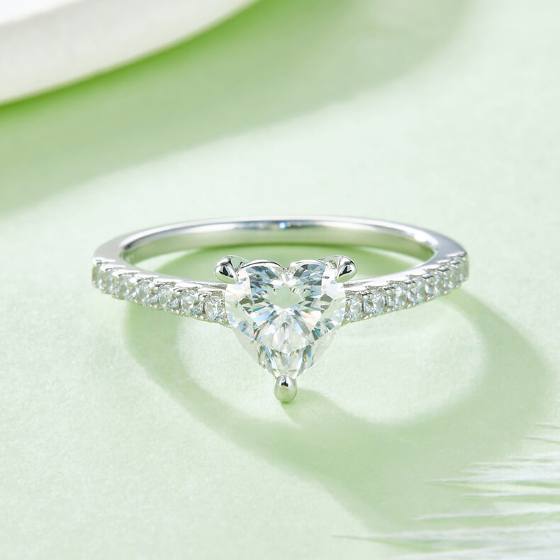Anello di fidanzamento con solitario Moissanite taglio cuore mezzo pavé