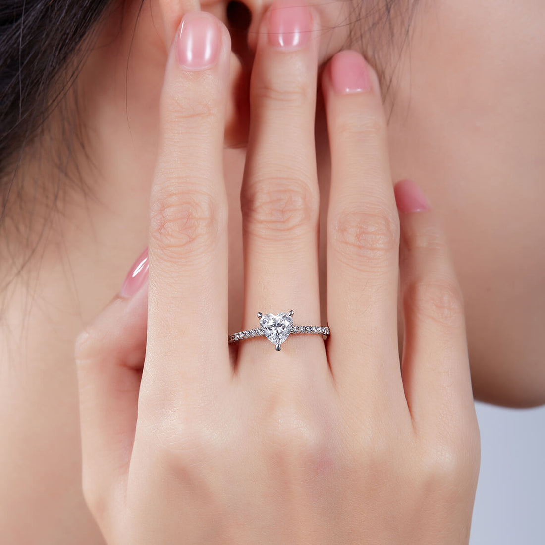 Anello di fidanzamento con solitario Moissanite taglio cuore mezzo pavé