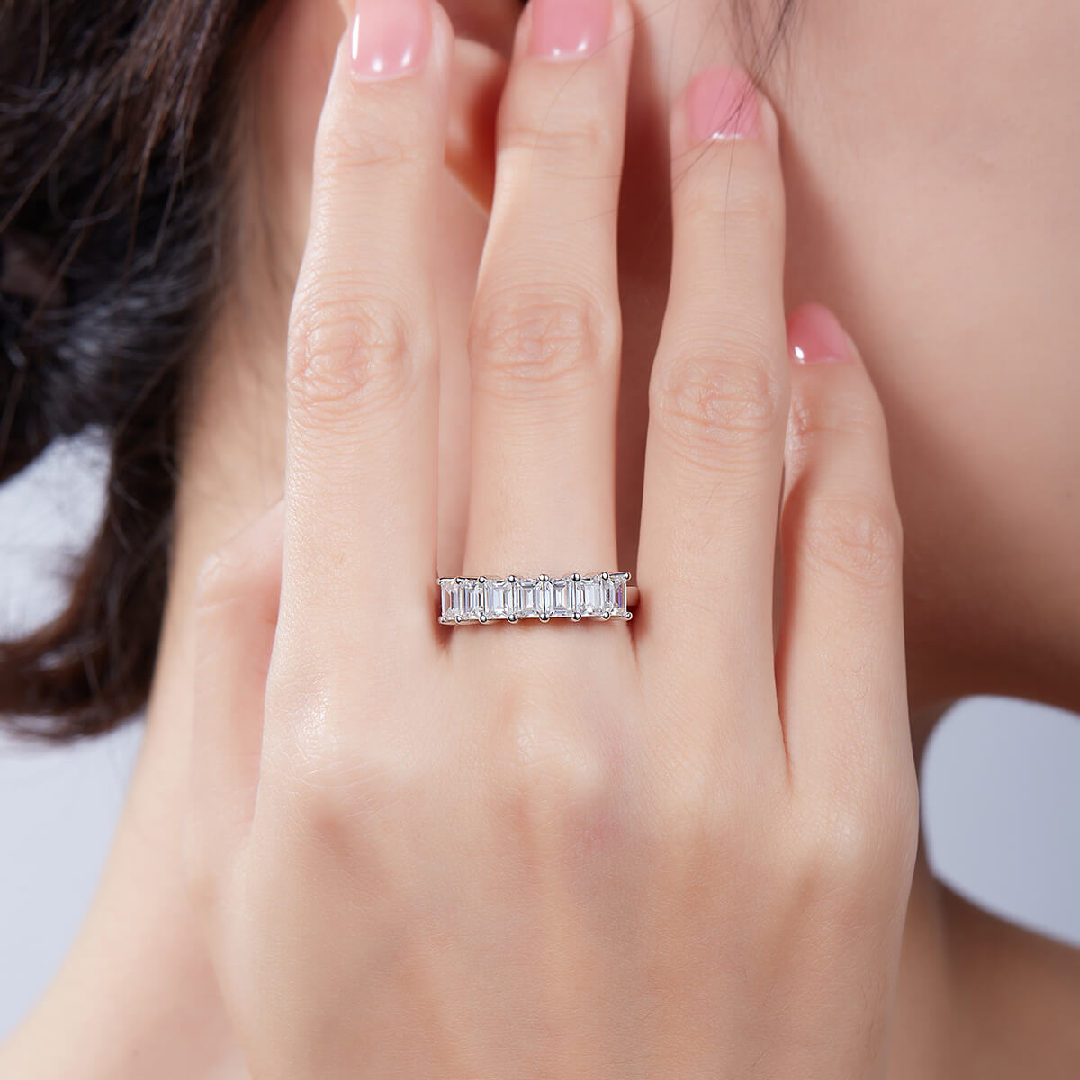 خاتم زواج من حجر الموزانيت المقطوع بالزمرد