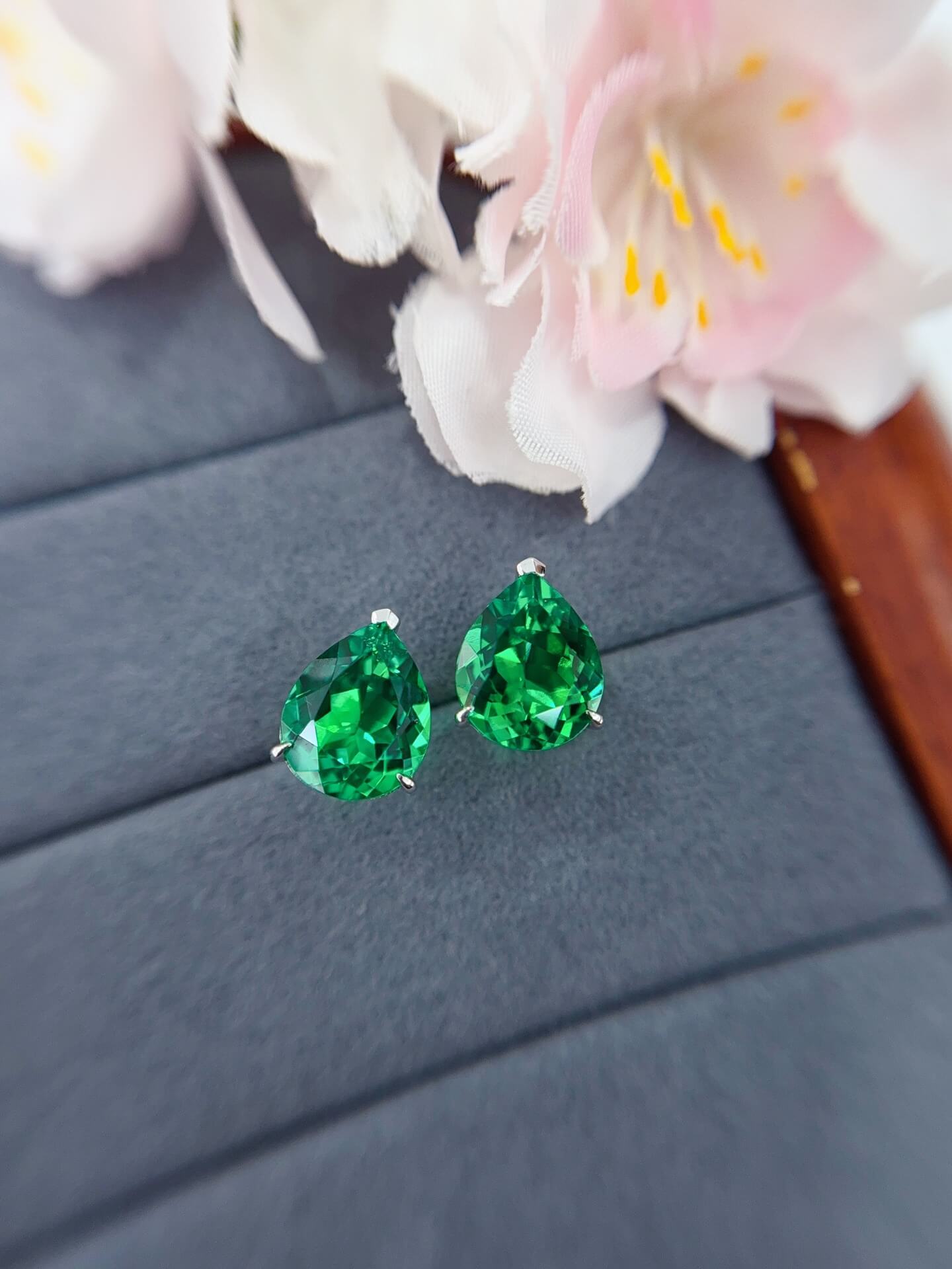 Pear cut lab grown emerald earrings stud