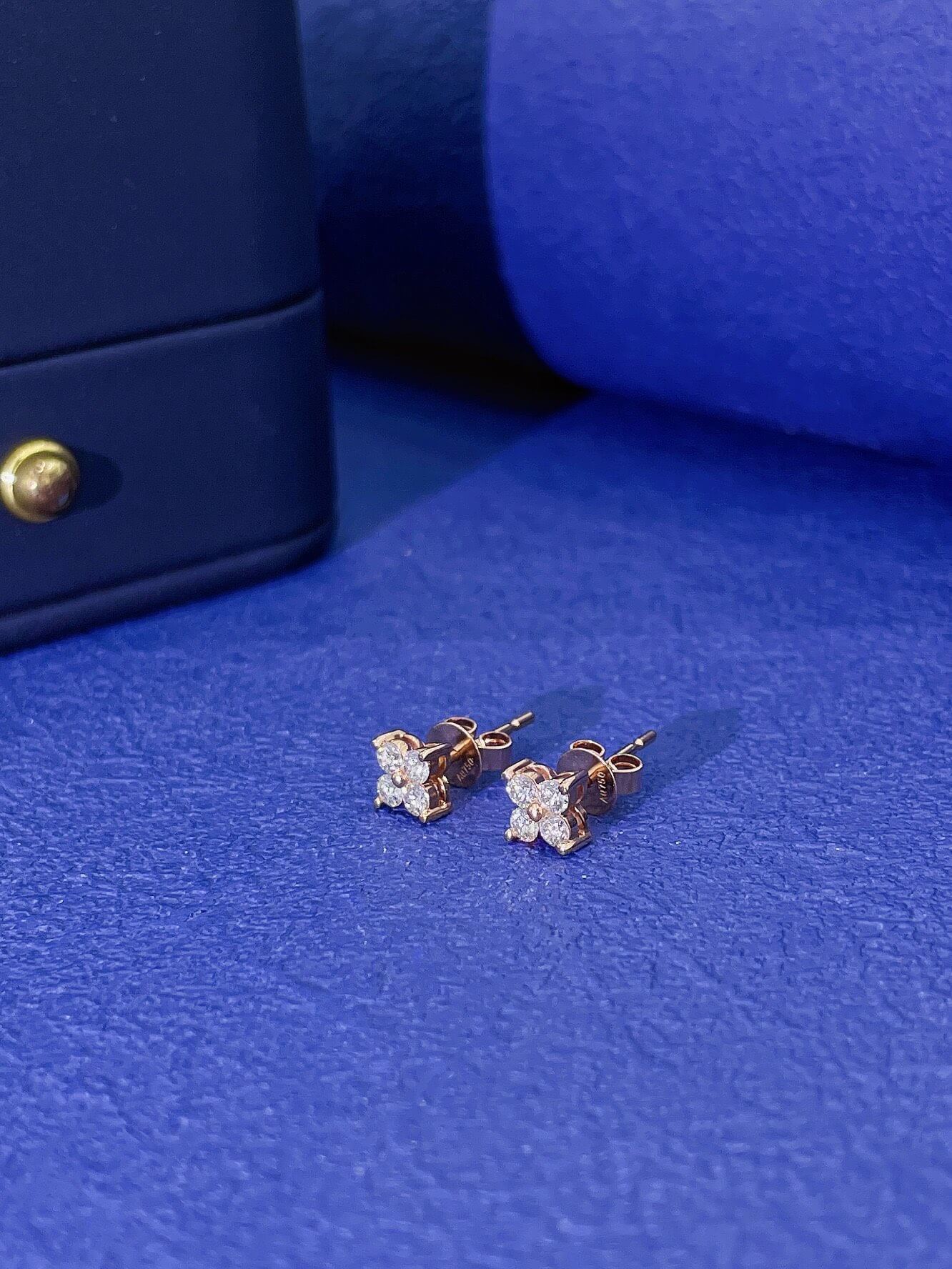Round cut four-leaf clover lab grown diamond earrings stud