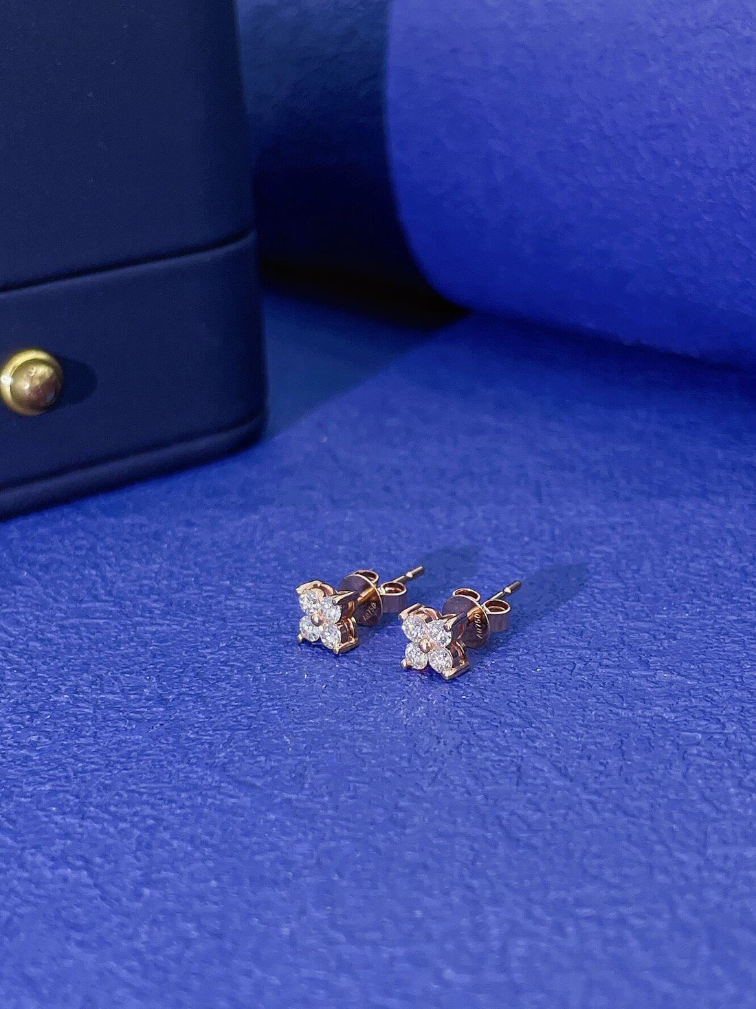 Round cut four-leaf clover lab grown diamond earrings stud