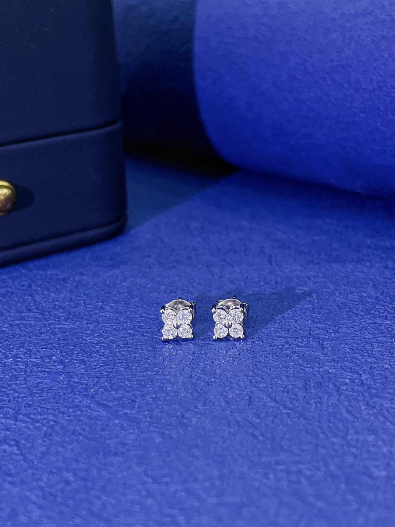 Round cut four-leaf clover lab grown diamond earrings stud
