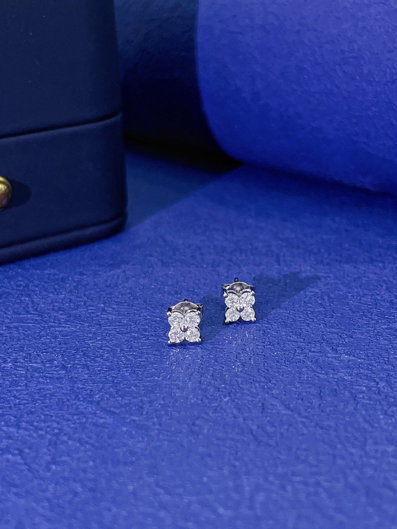 Round cut four-leaf clover lab grown diamond earrings stud