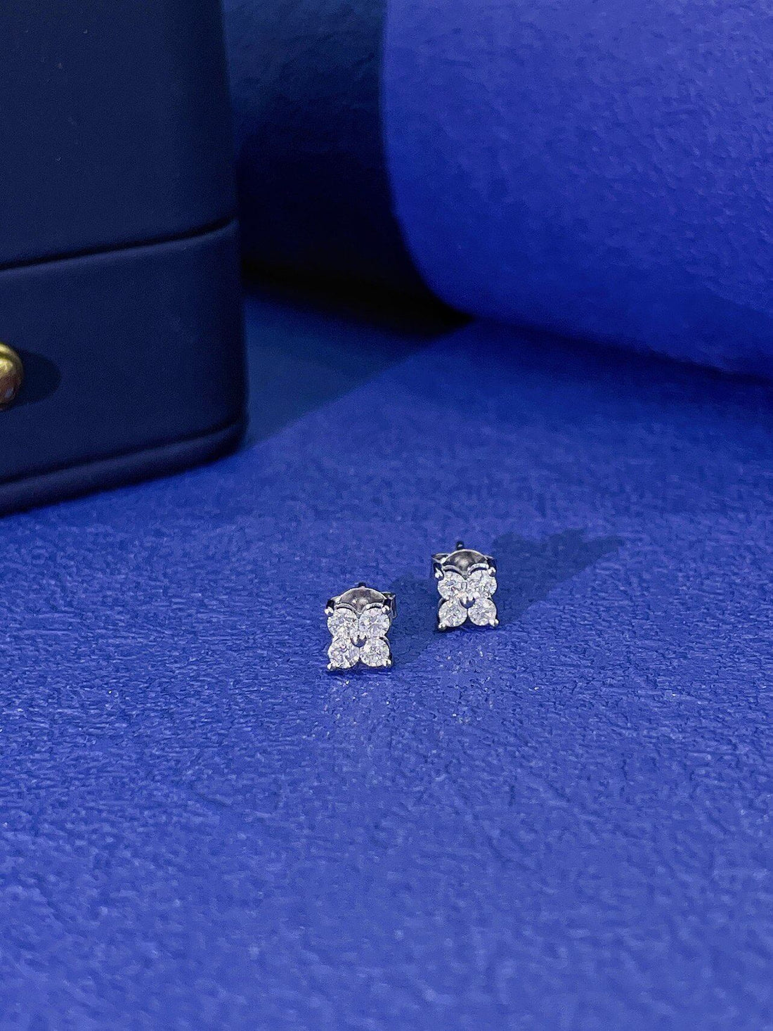 Round cut four-leaf clover lab grown diamond earrings stud
