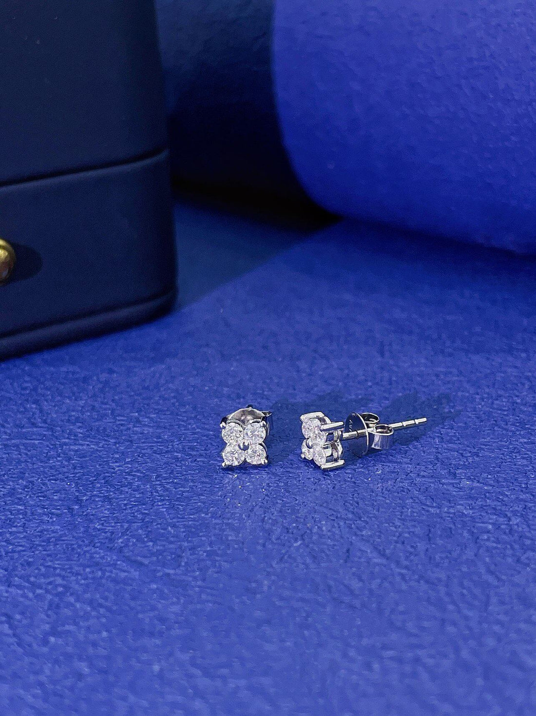Round cut four-leaf clover lab grown diamond earrings stud