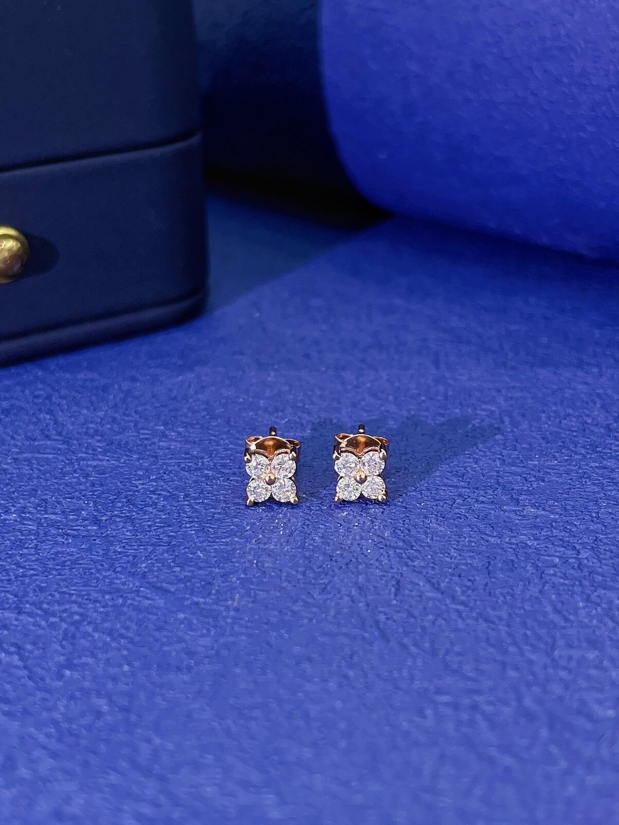Round cut four-leaf clover lab grown diamond earrings stud