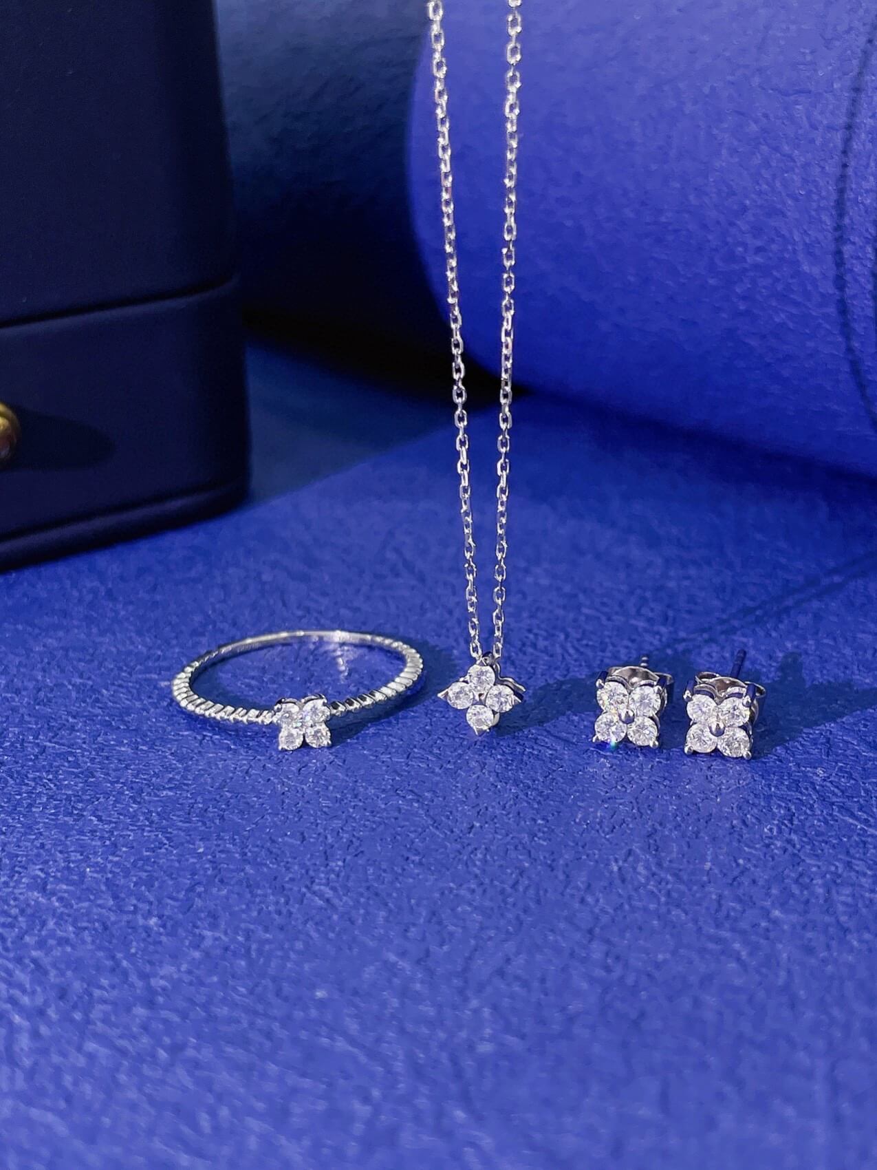 Round cut four-leaf clover lab grown diamond necklace
