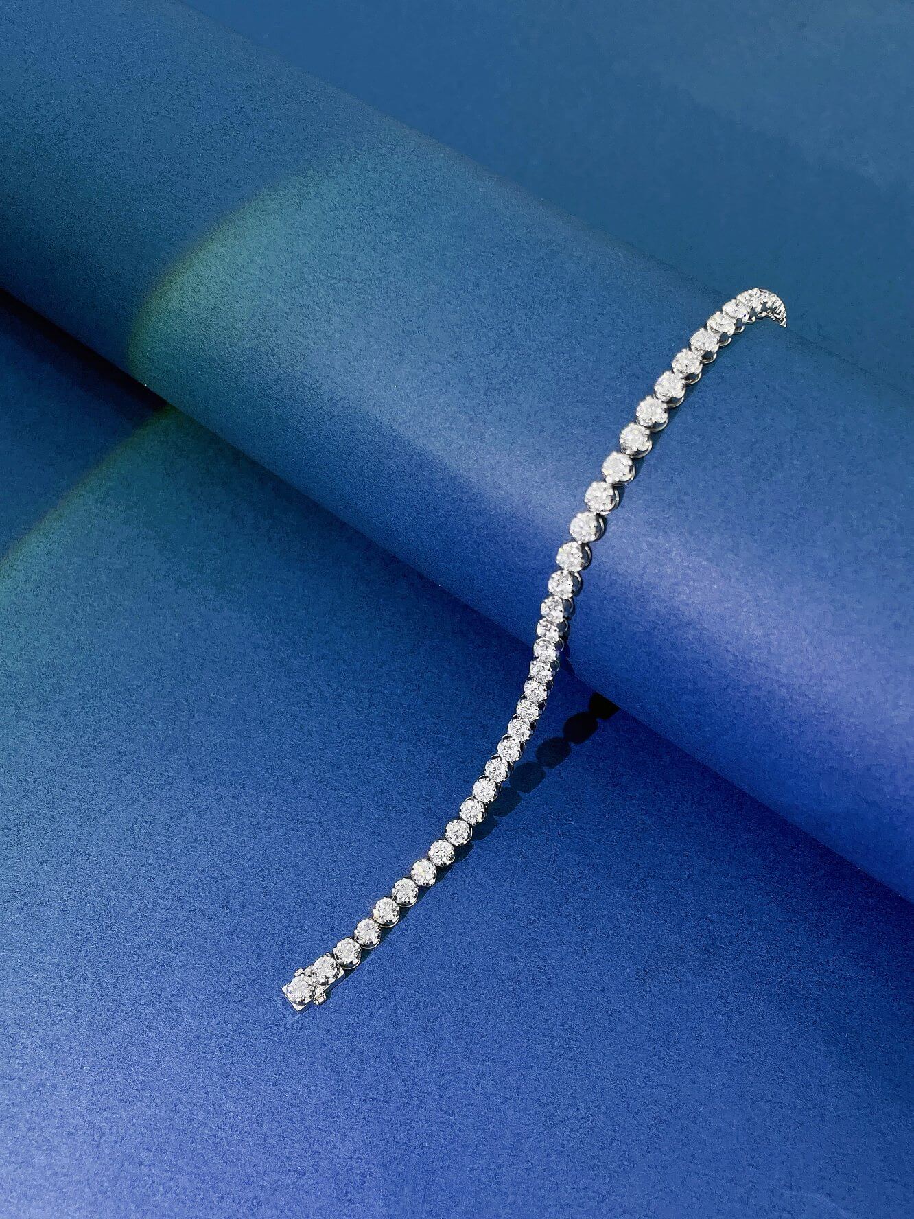 Round cut lab grown diamond tennis bracelet